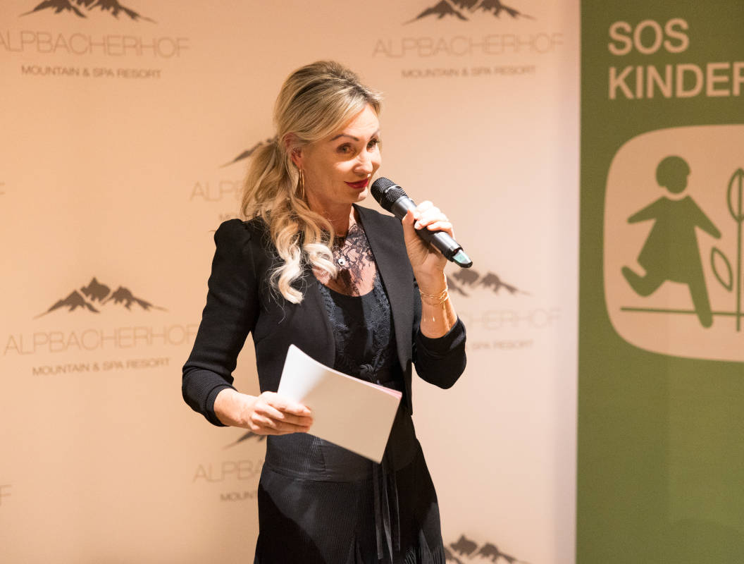 ORF-Tirol Moderatorin Barbara Kohla moderiert die Charity-Gala im Alpbacherhof