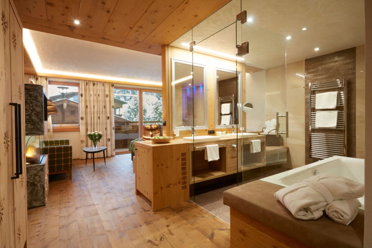 Badezimmer in Zirbenzimmer im Wellnesshotel Tirol