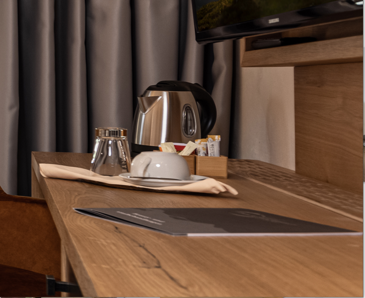 Wasserkocher, Gläser auf dem Holz-Schreibtisch