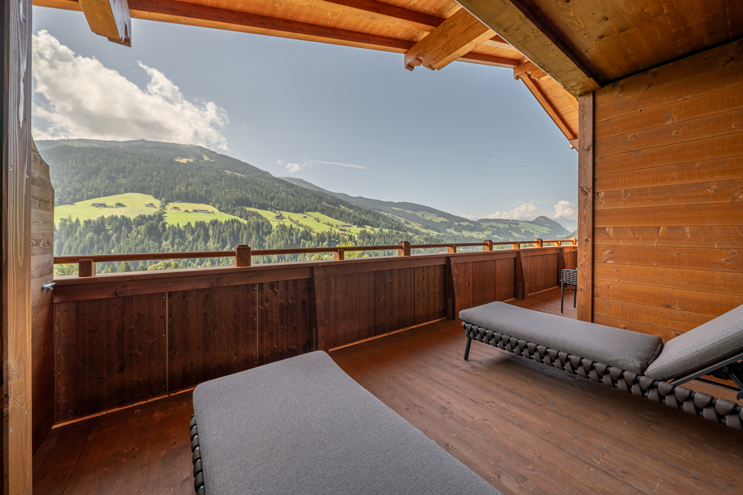 Alpbacherhof_Relax-Suite Traumblick_Liegen und Ausblick