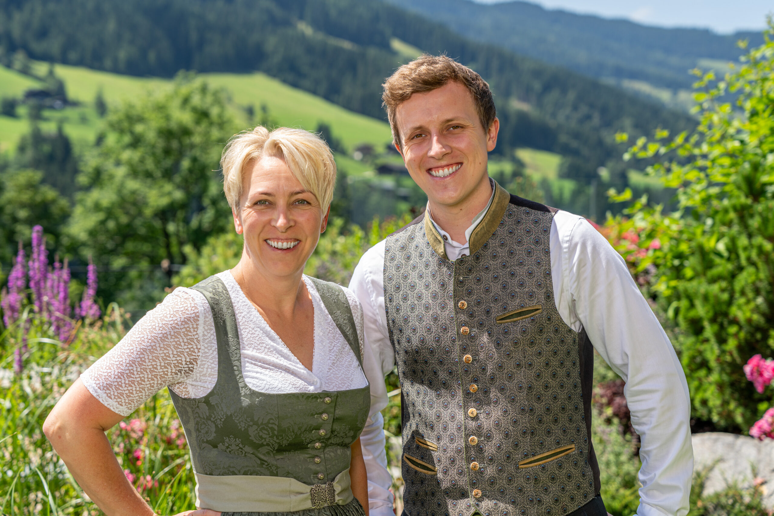 Claudia und Andreas, Juniorchefs Alpbacherhof, trachtig im Garten