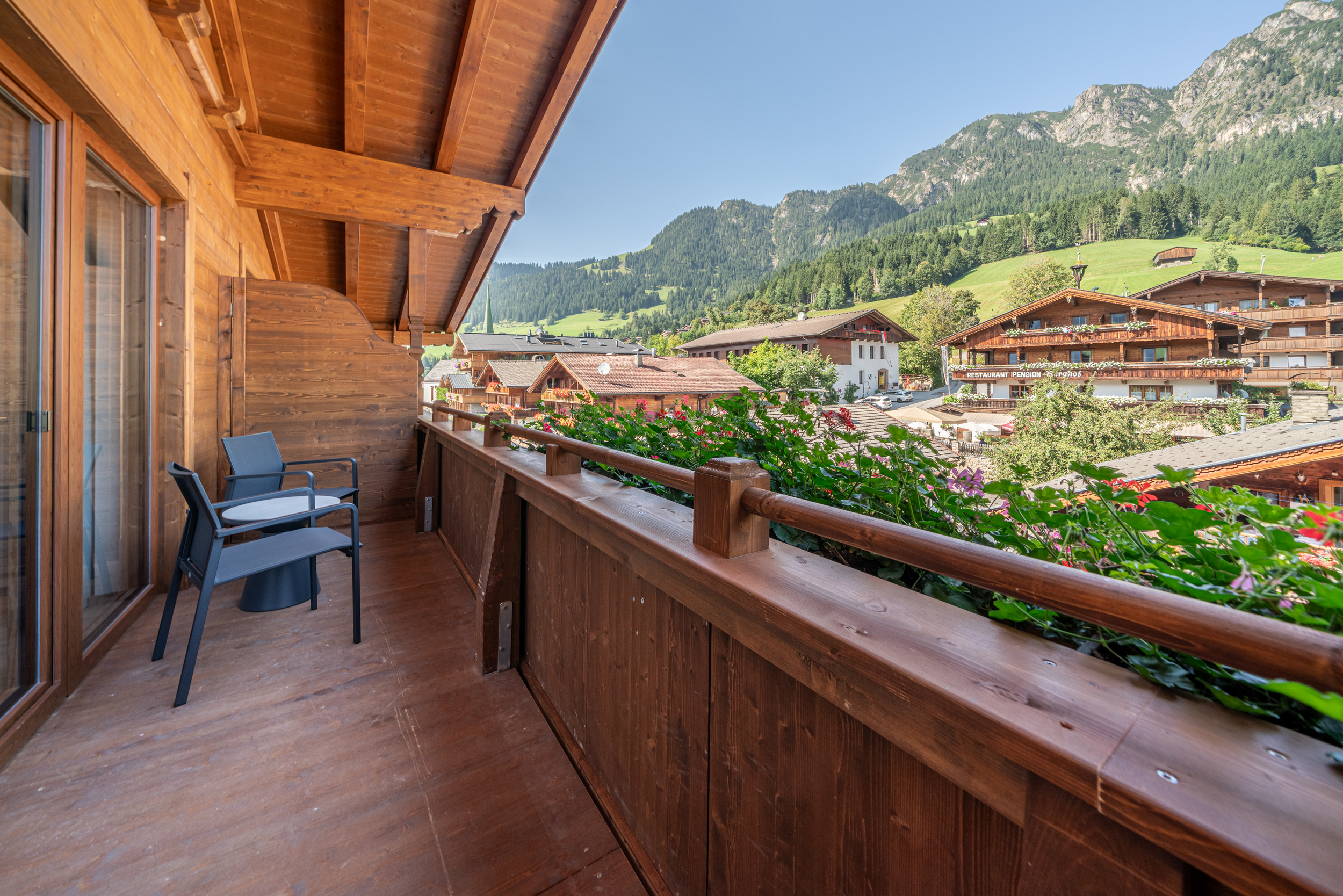 Alpbacherhof_DZ Alpbachblick_Balkon und Blick ins Dorf