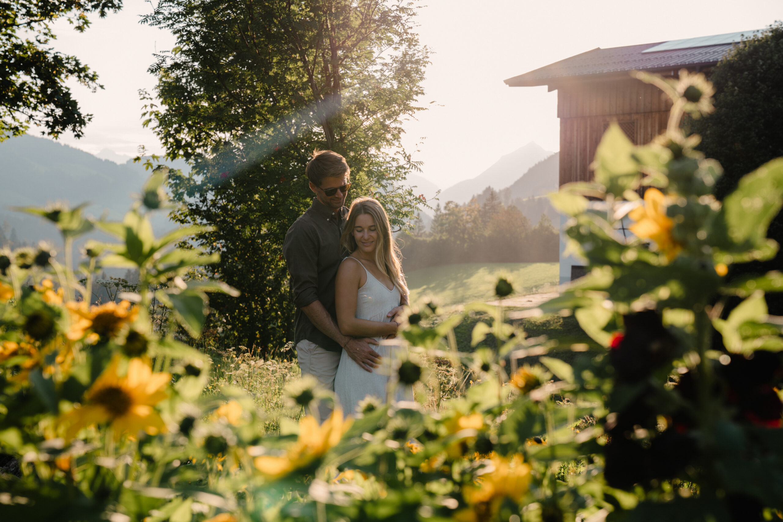 Pärchen im Garten umrahmt von Sonnenblumen_Abendstimmung