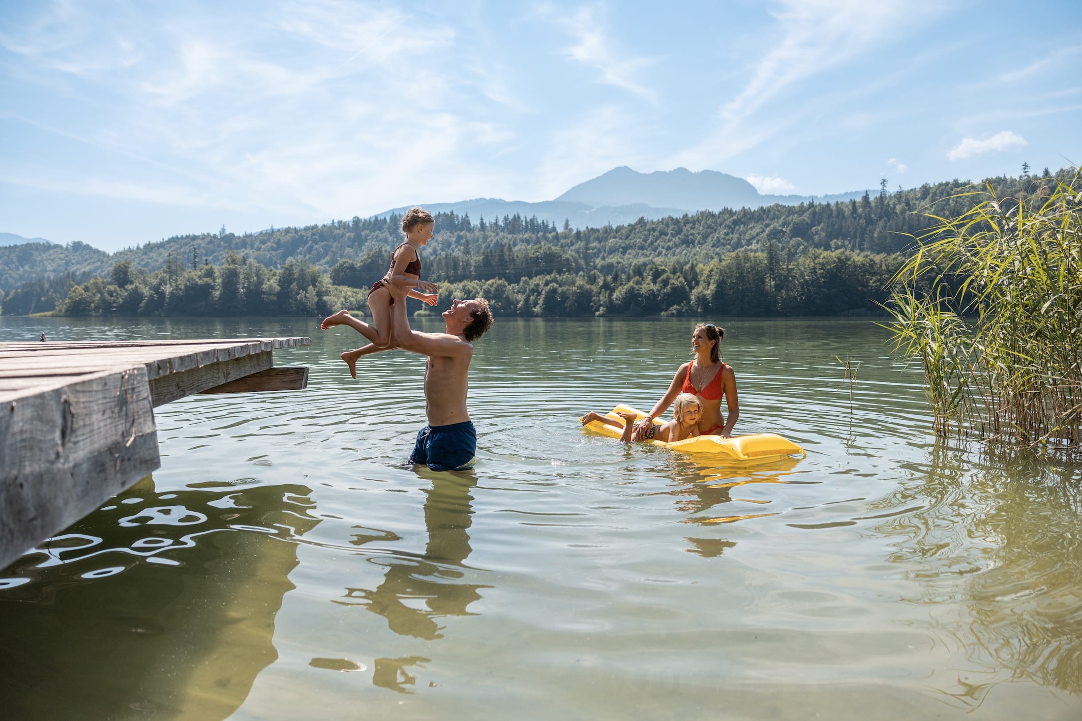 Familie mit Kindern auf Luftmatratze am Reintaler See in Kramsach