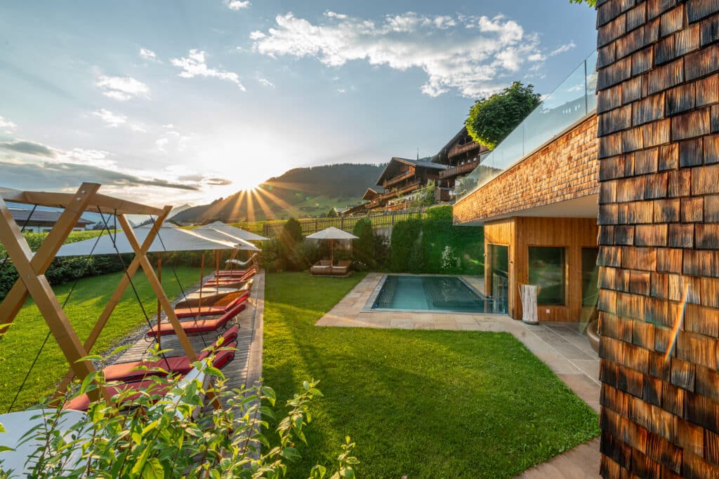 Adults Only Bereich im Wellnesshotel Alpbacherhof in Tirol mit Garten und Außenpool