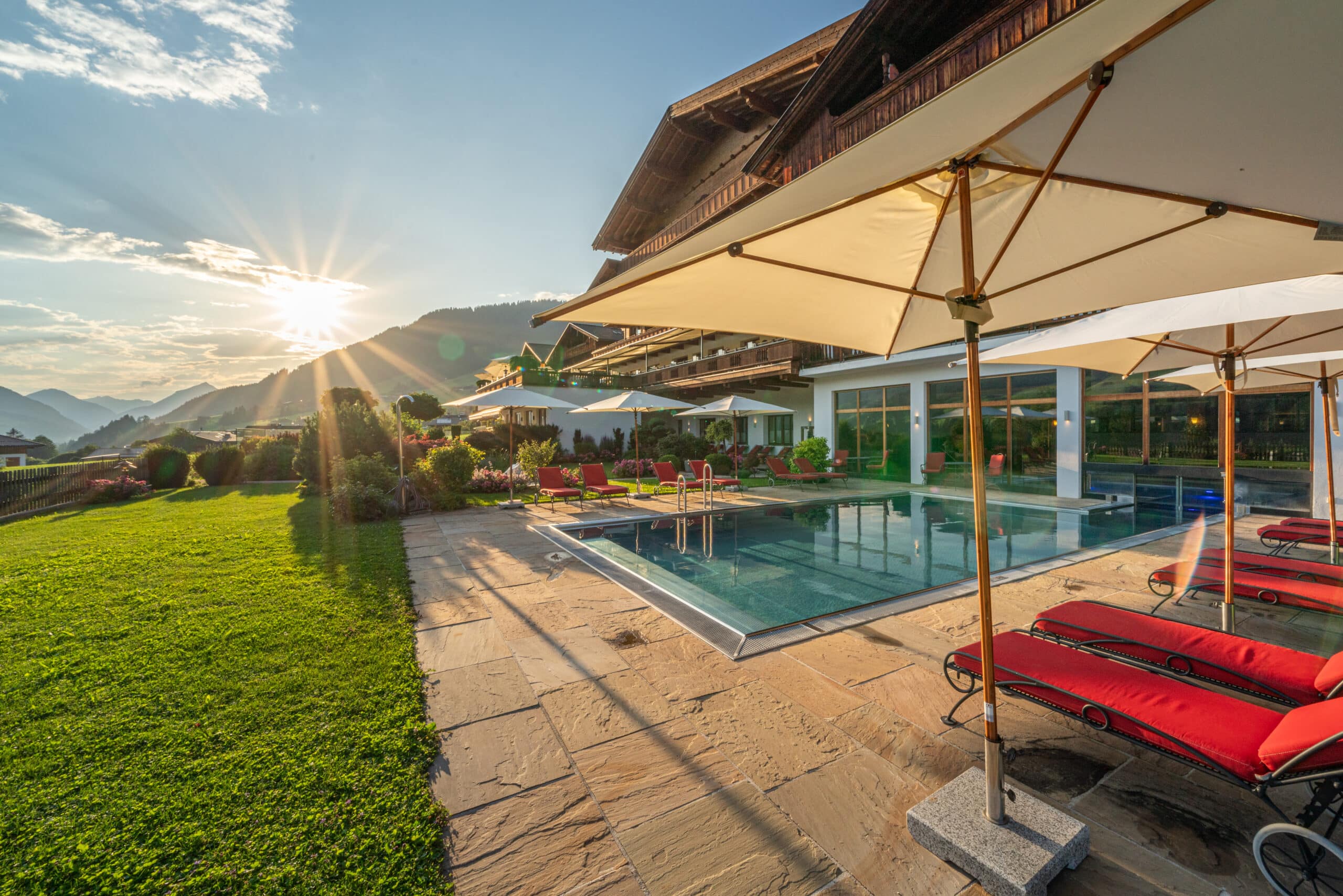 Hotel mit Außenpool in Tirol, Wellnesshotel Alpbacherhof mit Wellnessgarten