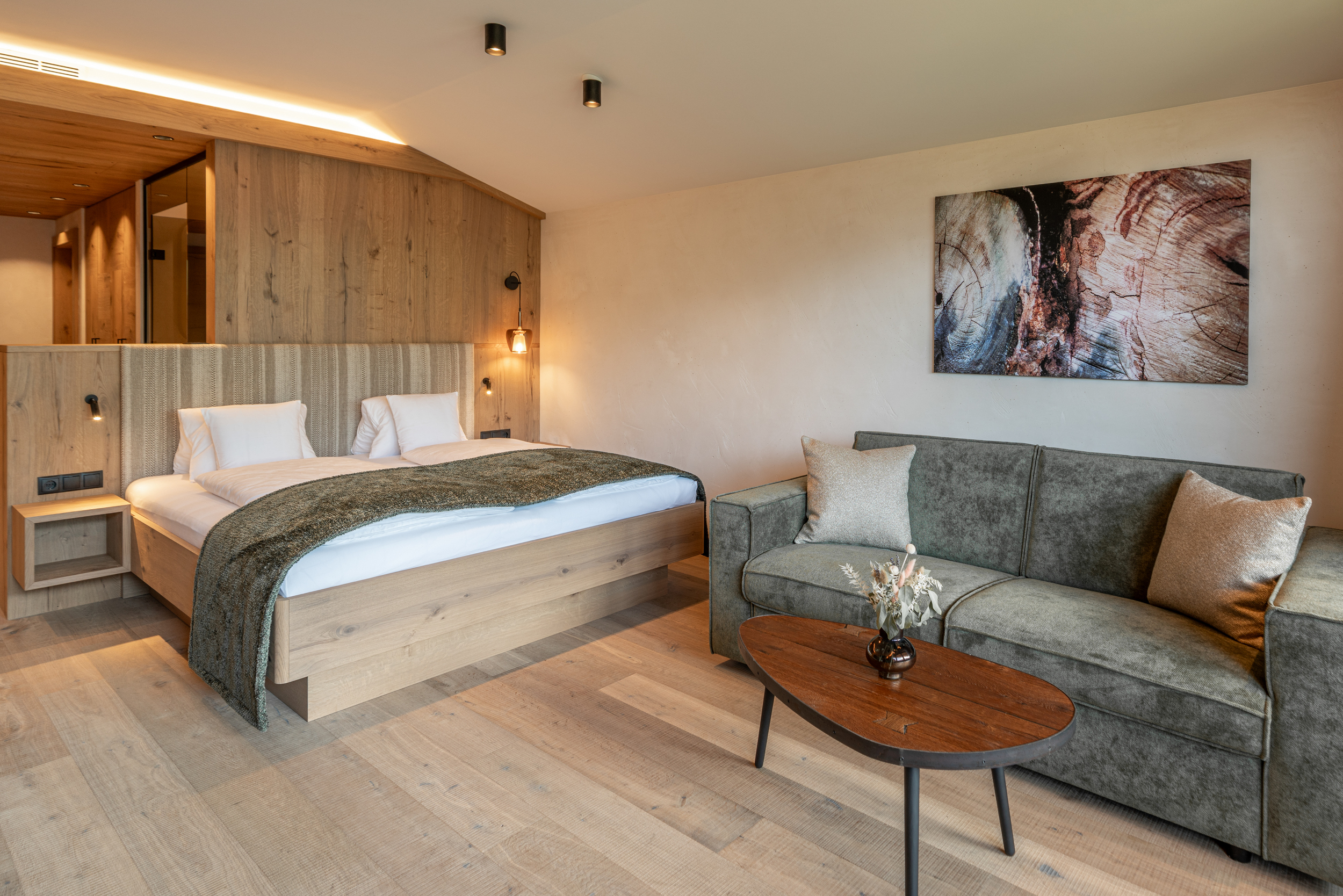 Alpbacherhof DZ Panorama NEU_Bett_Couch