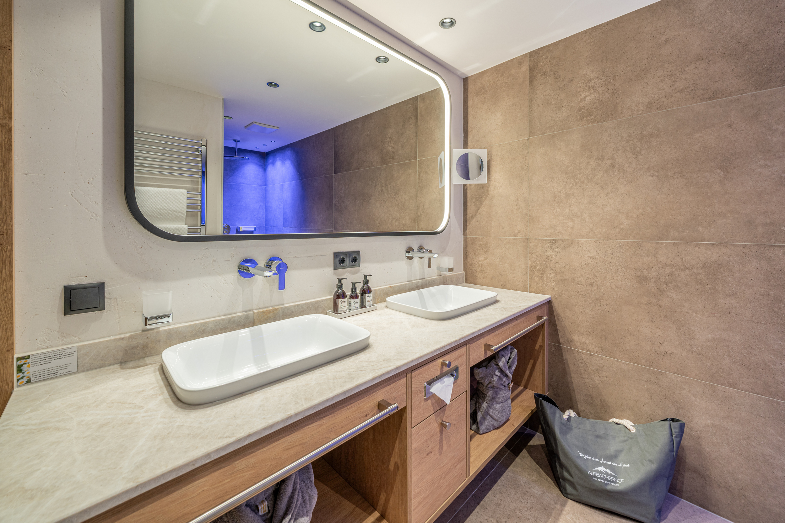 Alpbacherhof_Alpbachblick_Badezimmer_mit Wellnesstasche