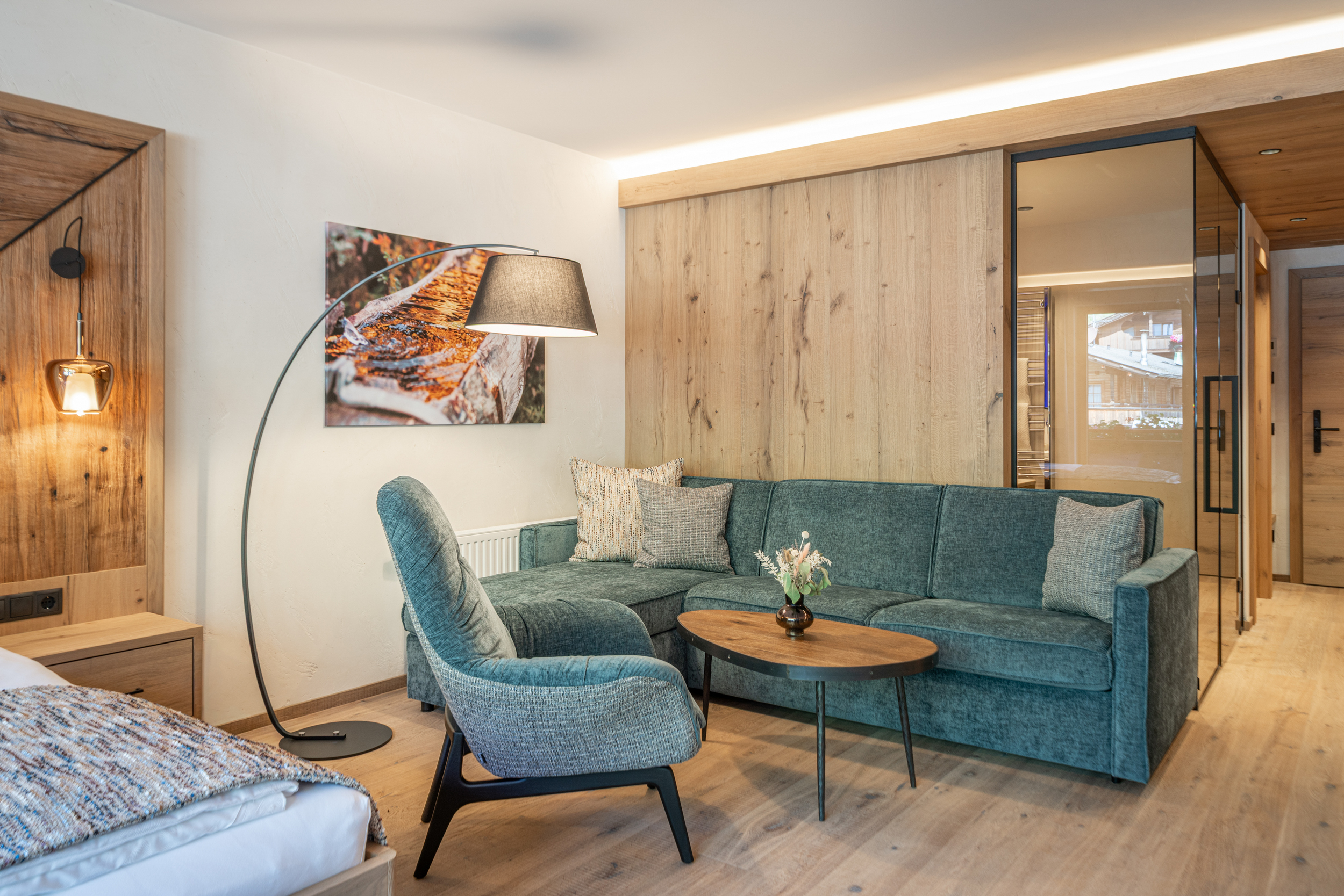 Alpbacherhof_Alpbachblick_Lounge und Blick ins Bad