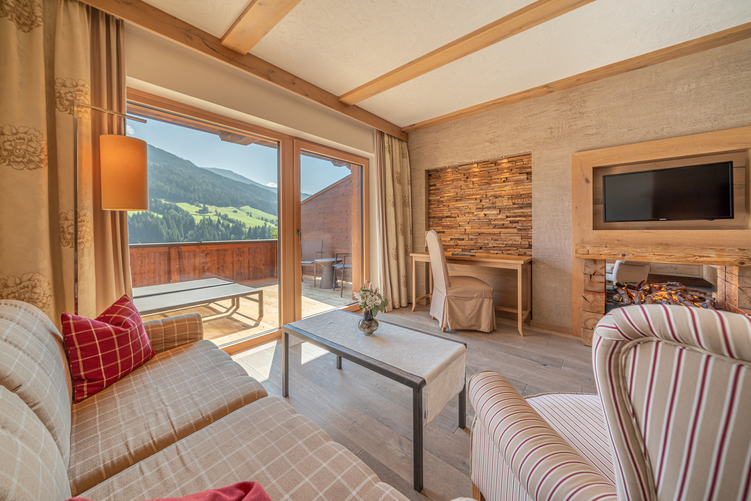 Alpbacherhof Doppelzimmer Panorama Lounge und Blick auf Balkon