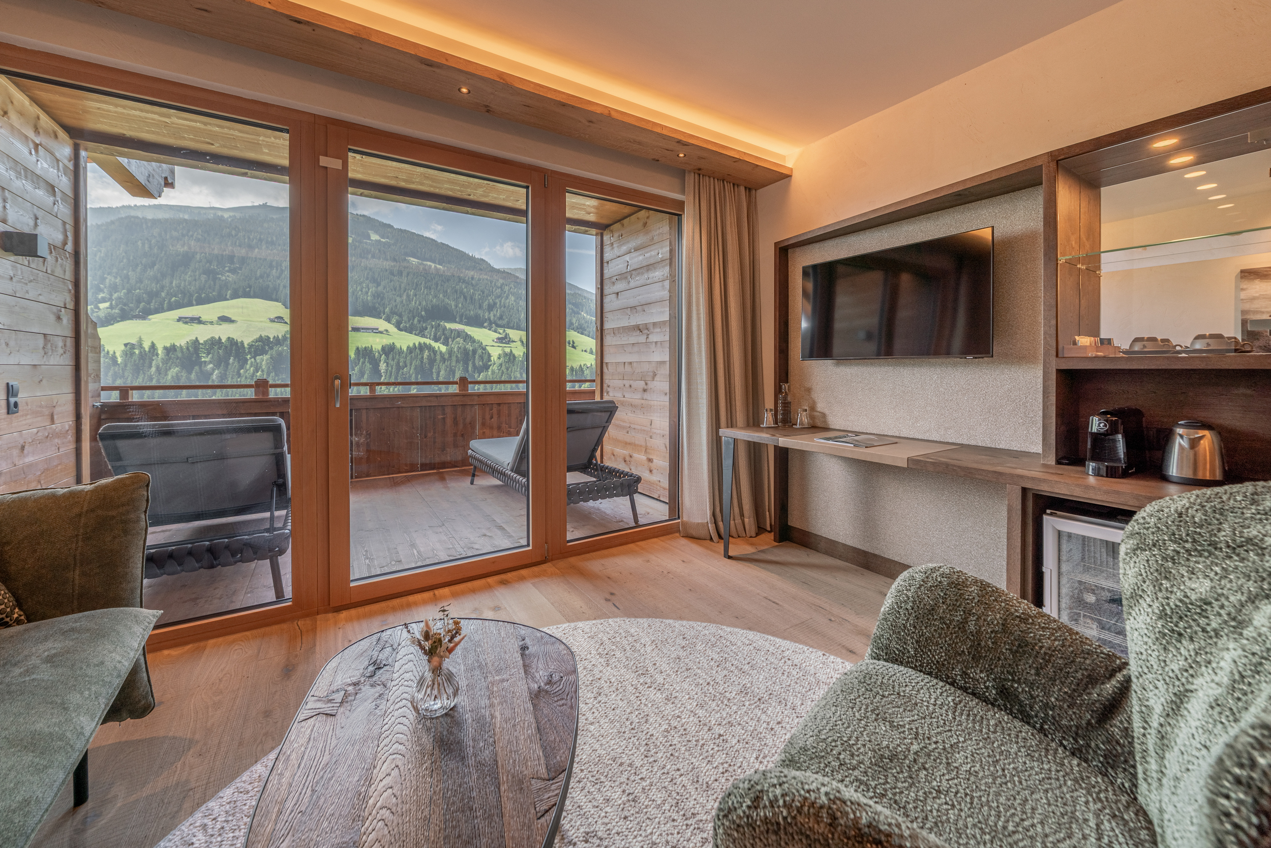 Alpbacherhof_Relax-Suite Traumblick_Lounge_Kaffee_Schreibtisch_Balkon