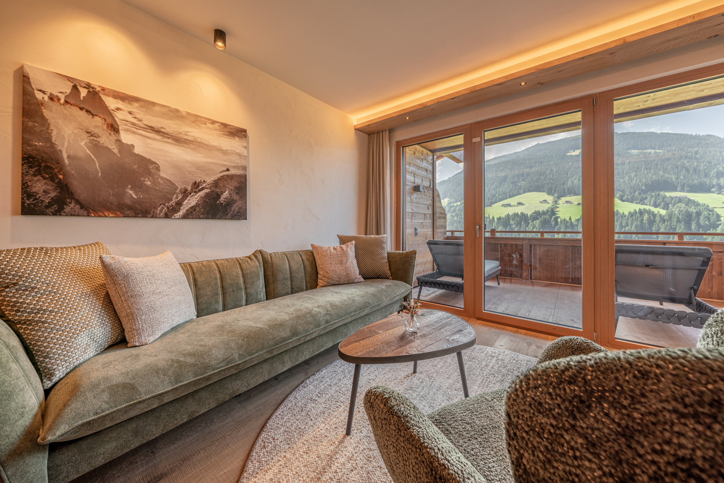 Alpbacherhof_Relax-Suite Traumblick_Lounge und Panoramablick_Balkon mit Liegen