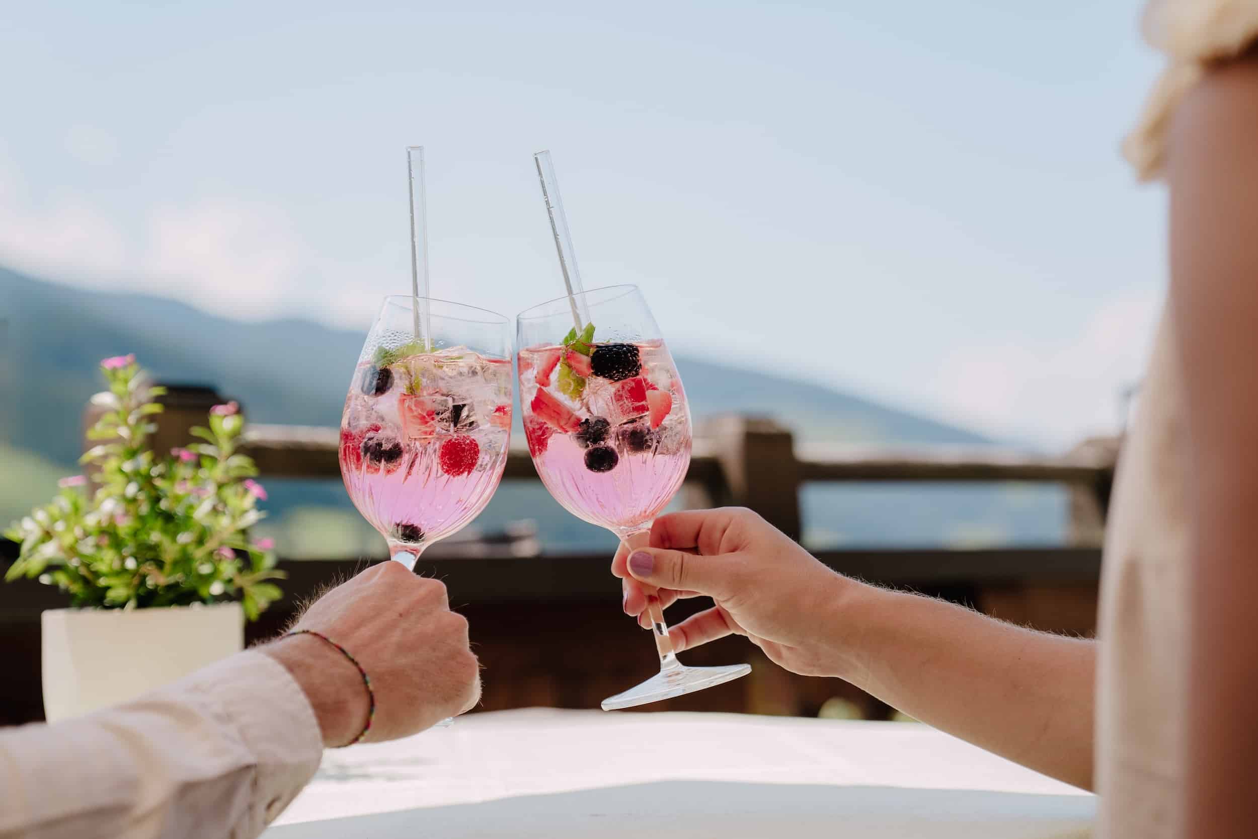Paar genießt Getränke auf der Panoramaterrasse des Hotel Alpbacherhof in Tirol