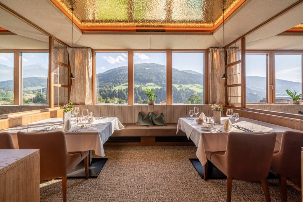 Hotel mit Restaurant und Verwöhnpension mit Panoramablick in Tirol
