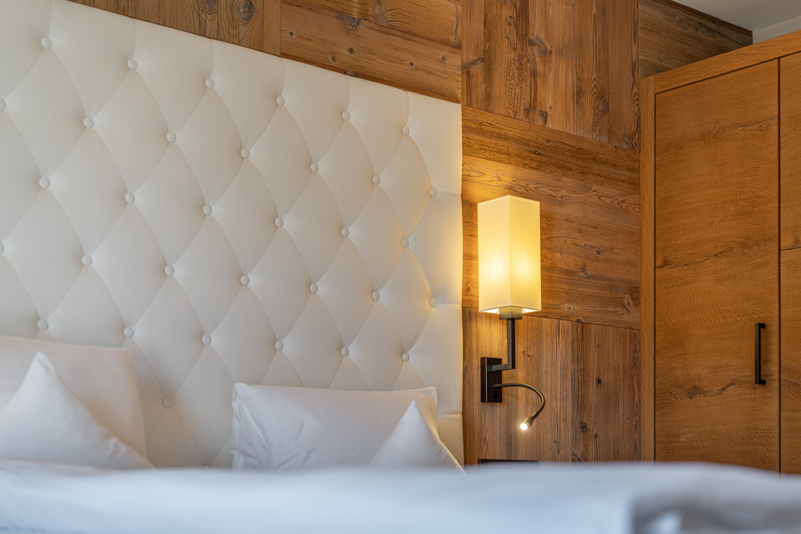 Alpbacherhof_Doppelzimmer Alpin_Detail Bett und Lampe