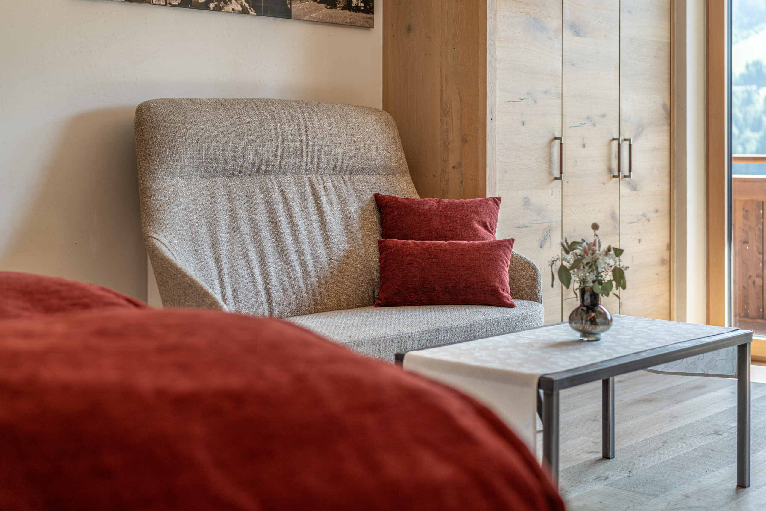 Alpbacherhof_Doppelzimmer Panorama_Sitzbank_Detail