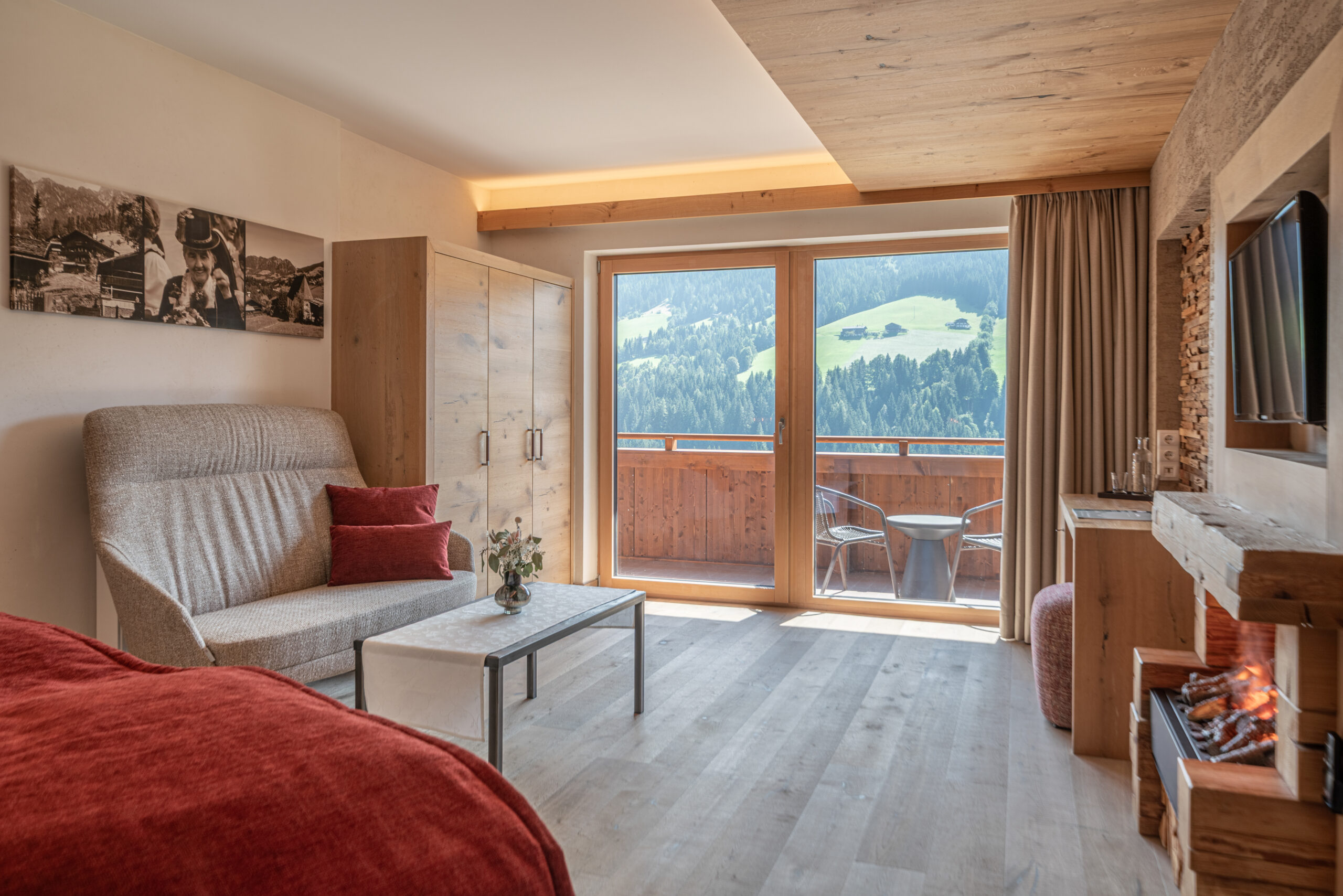 Alpbacherhof_Doppelzimmer Panorama_Sitzbank, LED-Ofen_Panoramablick