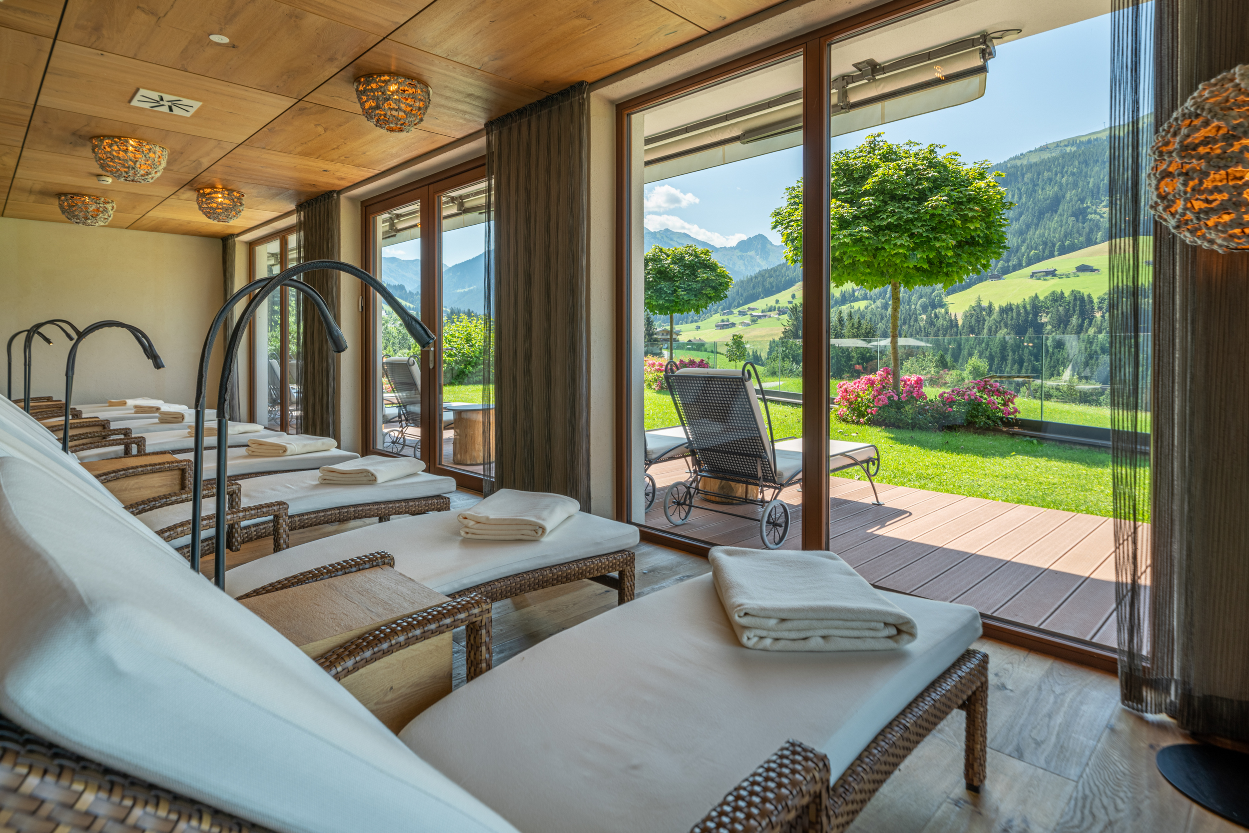 Panoramaruheraum weiße Liegen große Fenster Gartenblick sonnig