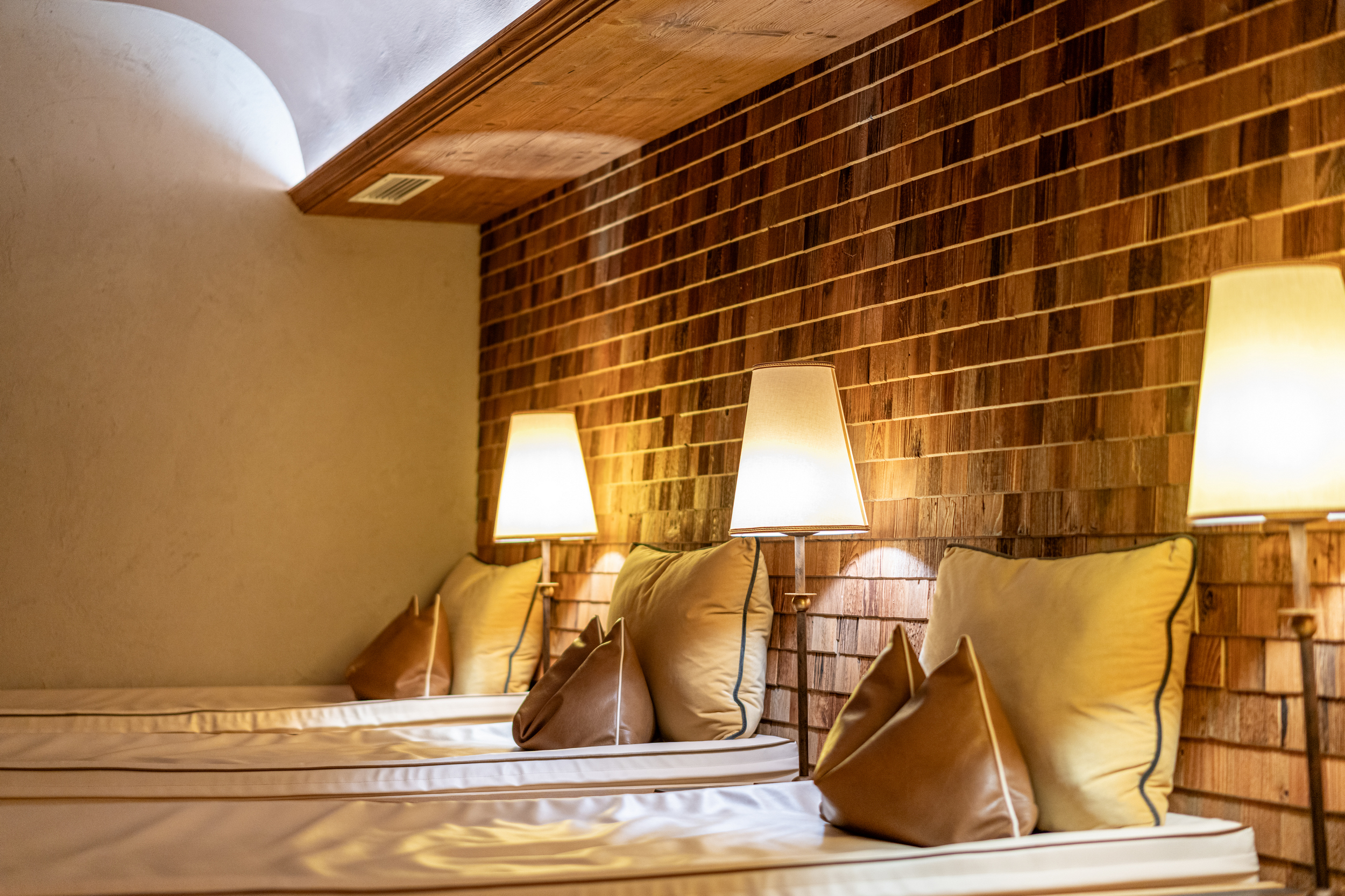 Ruheraum mit Schindelwand, Stehlampen Wasserbetten in creme und braunen Polstern