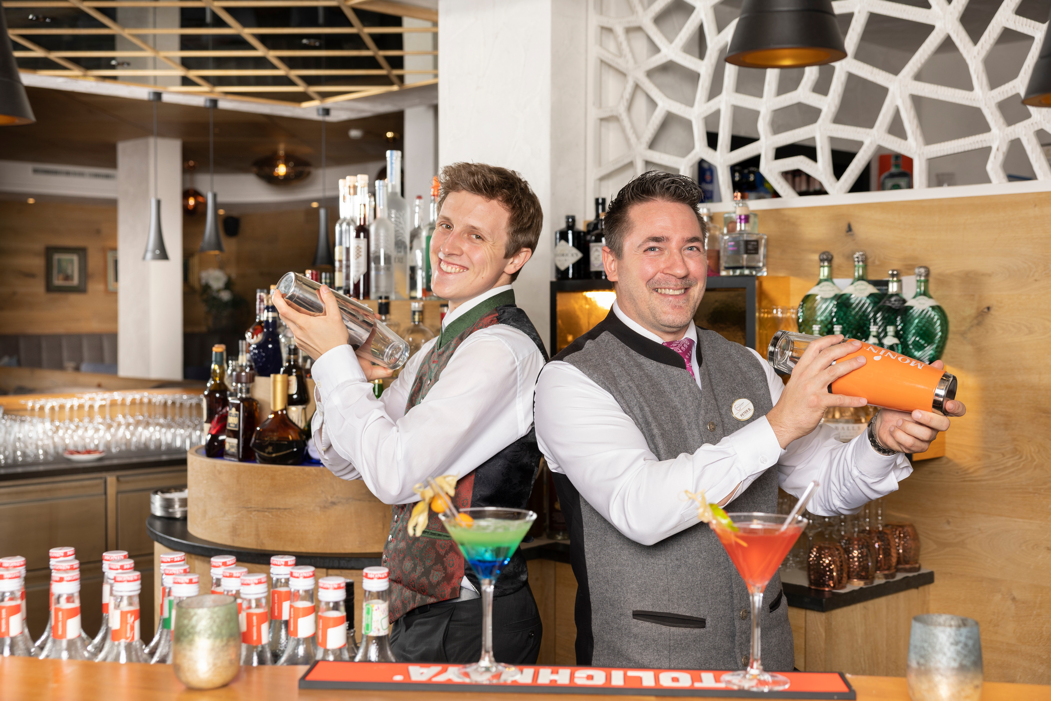 Bar-Team macht Cocktail