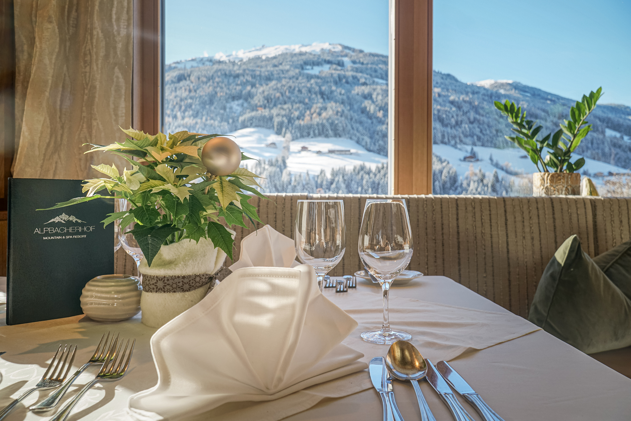 Elegant geschmückter Tisch mit Panoramafenster und Blick übers Alpbachtal