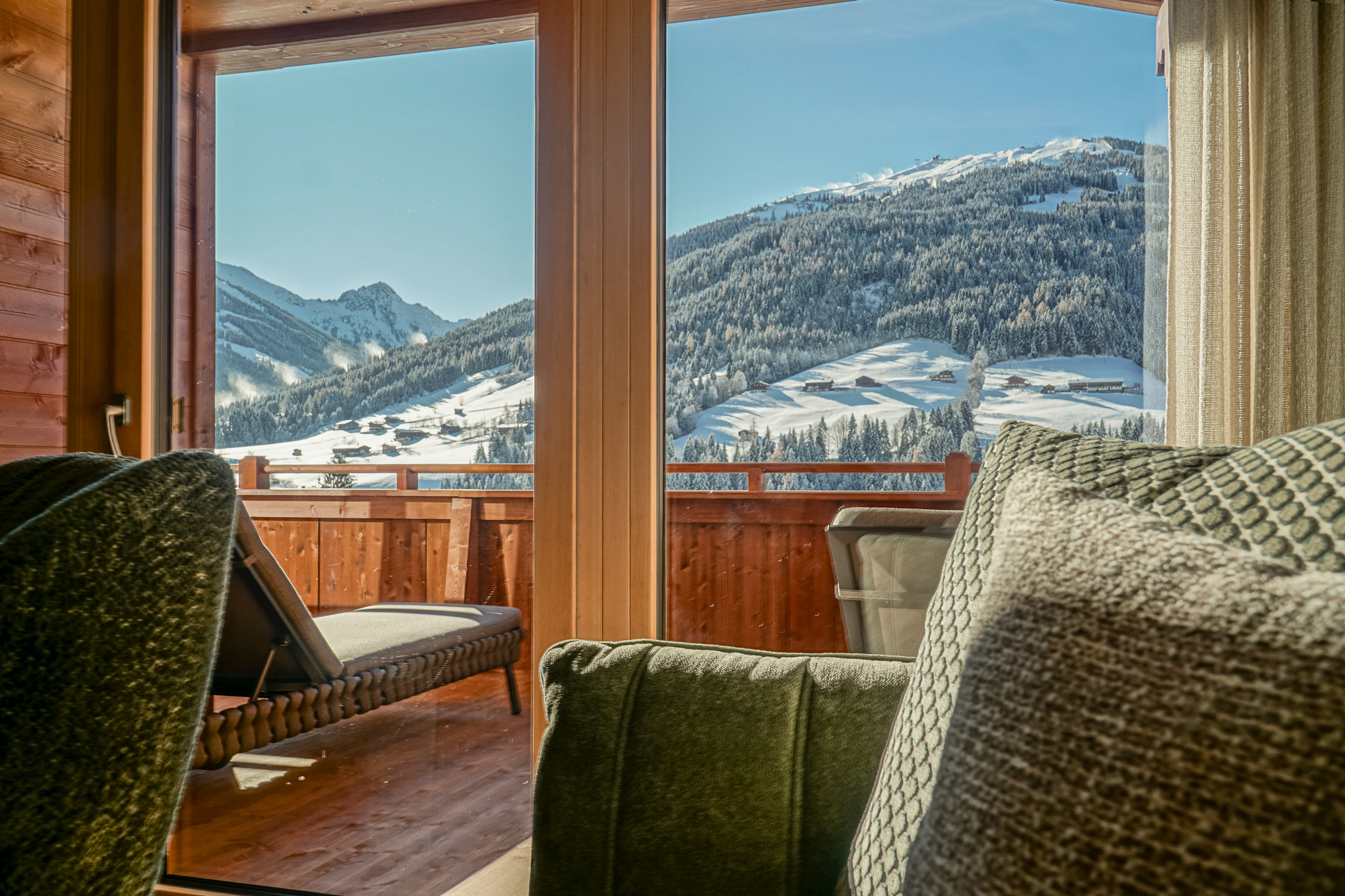 Ausblick aus eleganter Suite auf die tief verschneite Berglandschaft des Alpbachtals