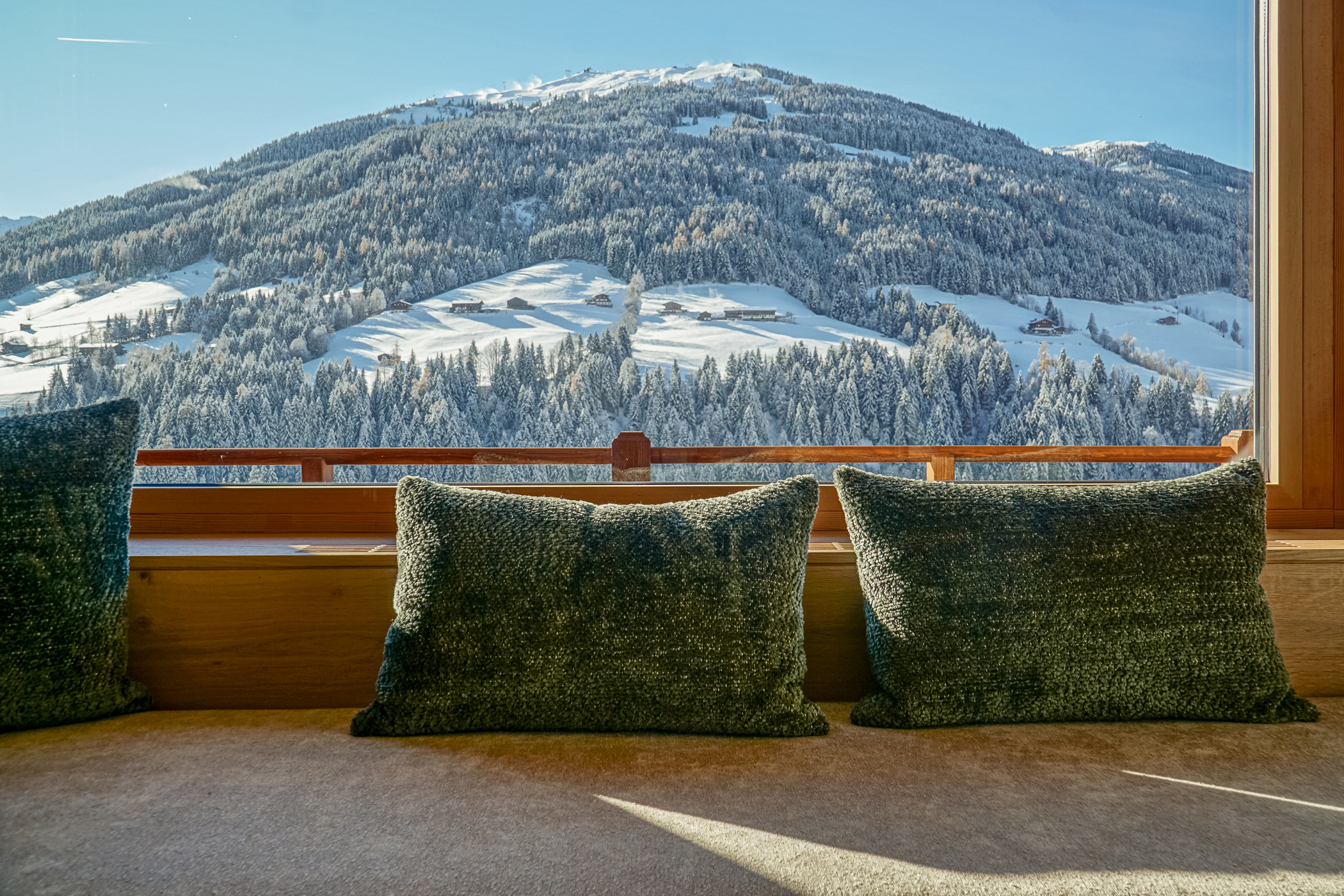 Ausblick aufs tief verschneite Alpbachtal