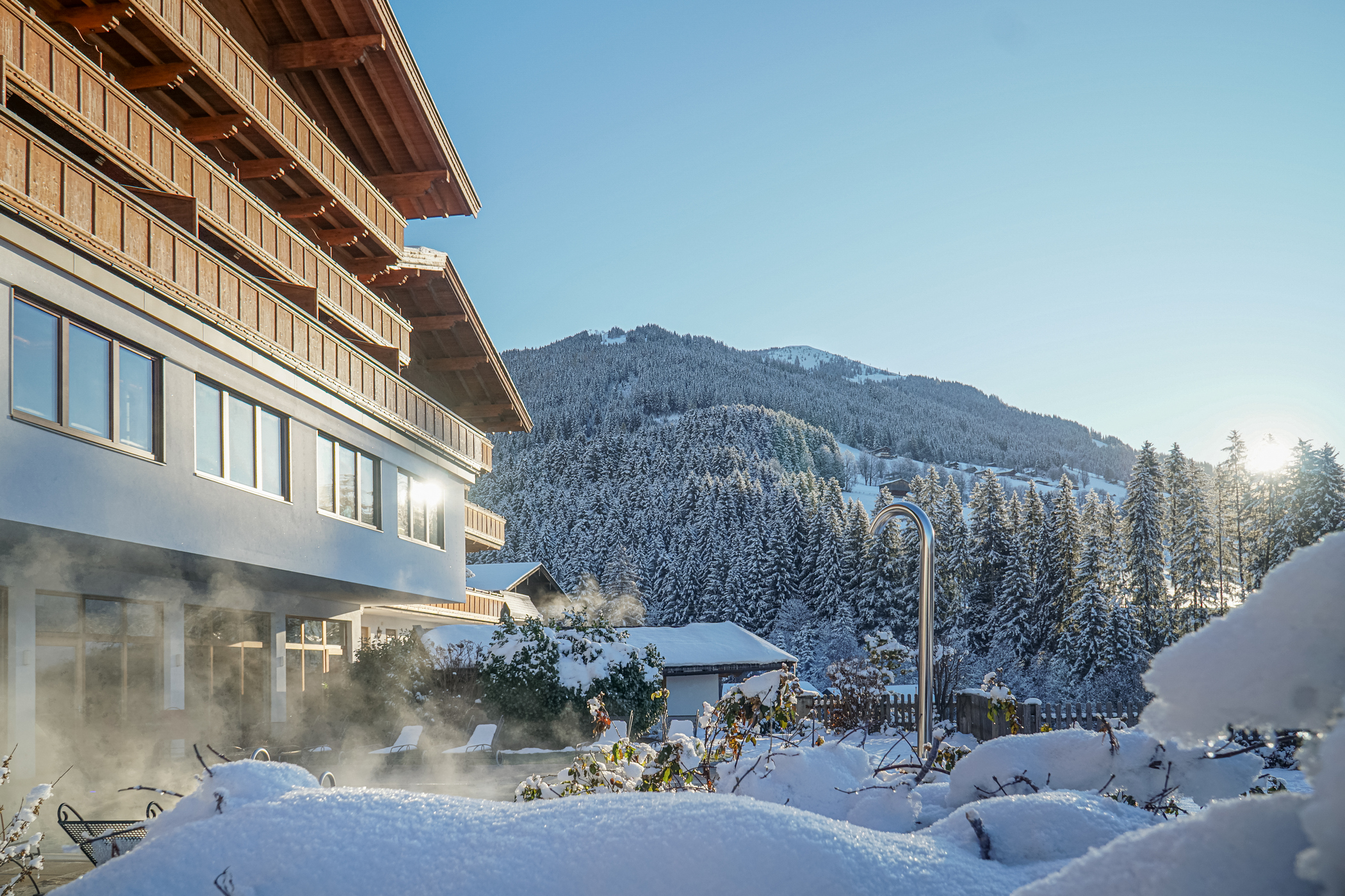 Außenansicht Südseite winterlicher Garten Berge Morgensonne