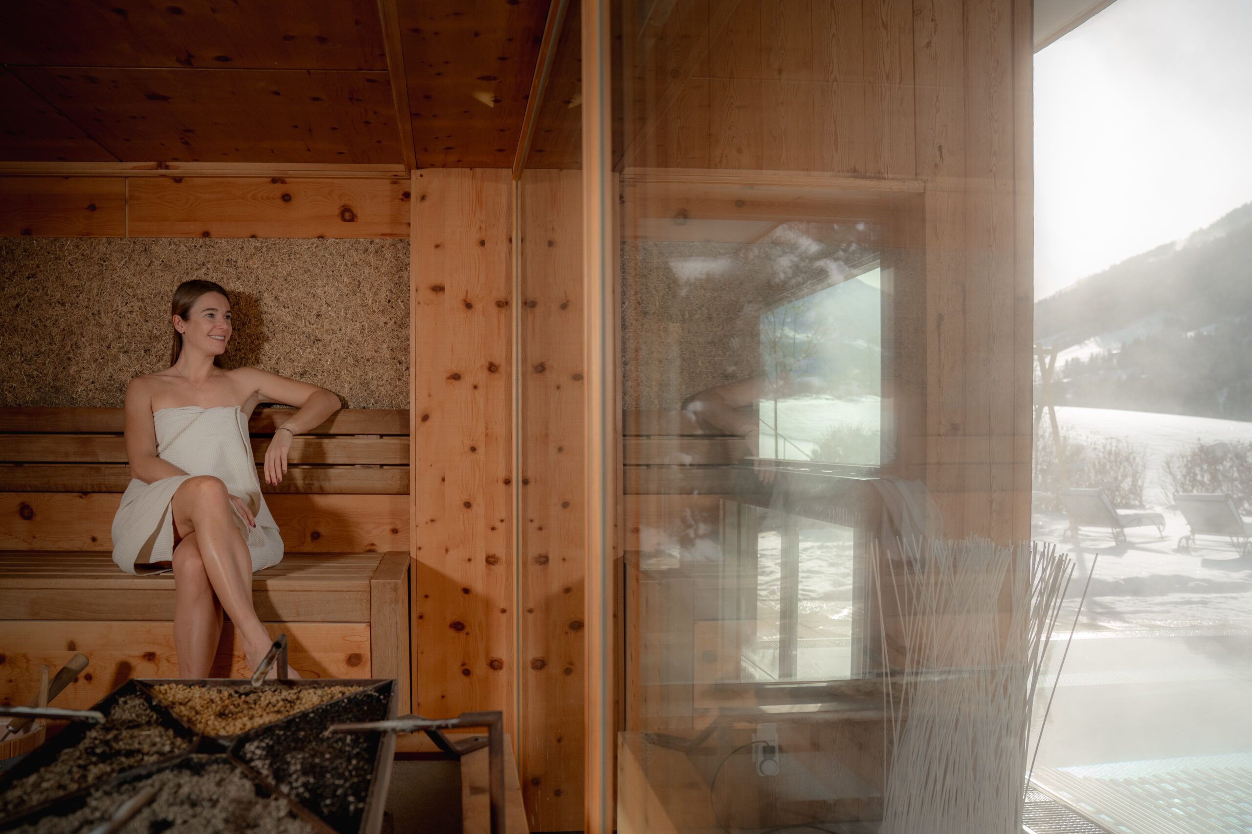 Frau in der Panorama Sauna im Panoramahotel Alpbacherhof im Alpbachtal in Tirol.