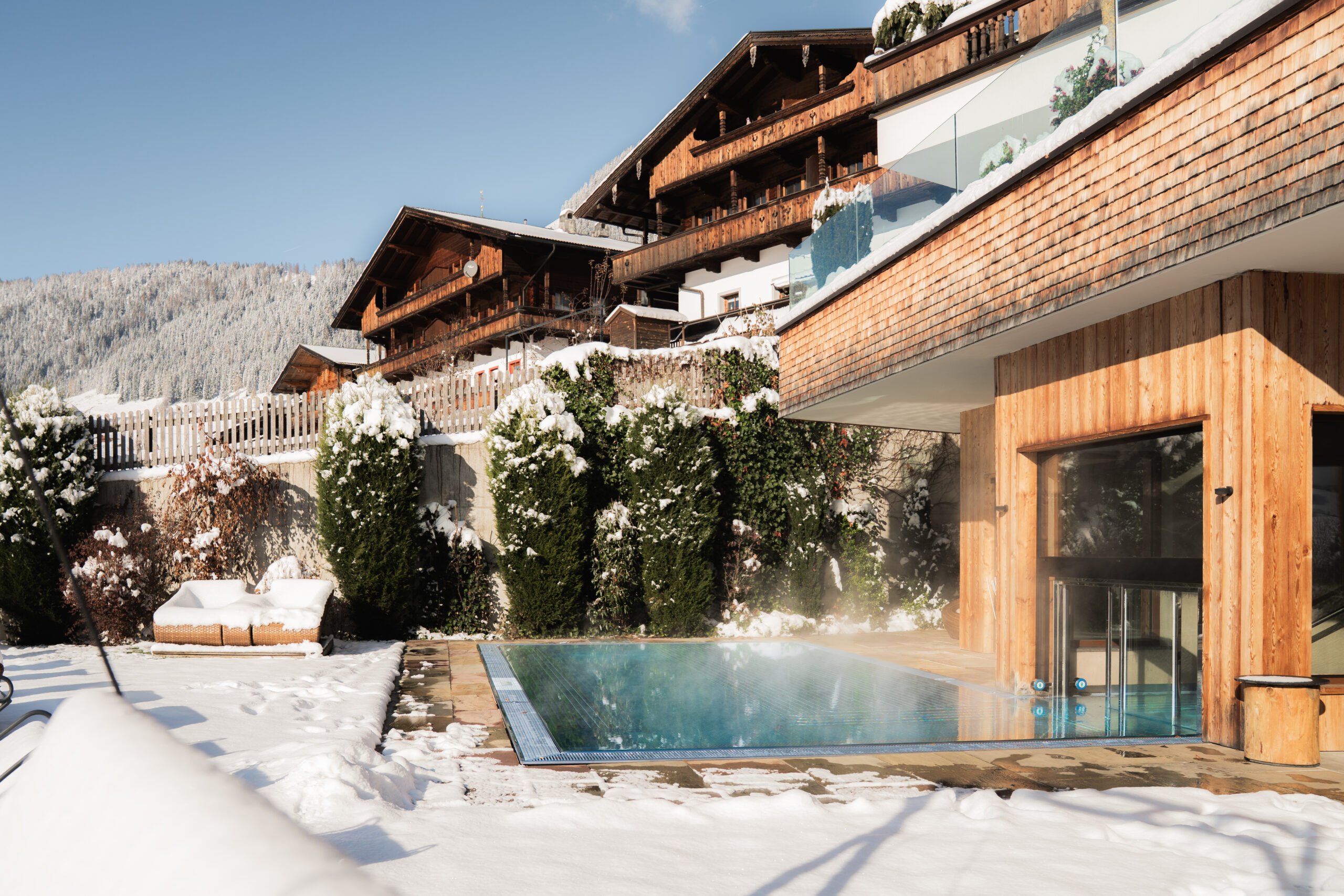 Outdoorpool und Garten des Wellnesshotels Alpbacherhof