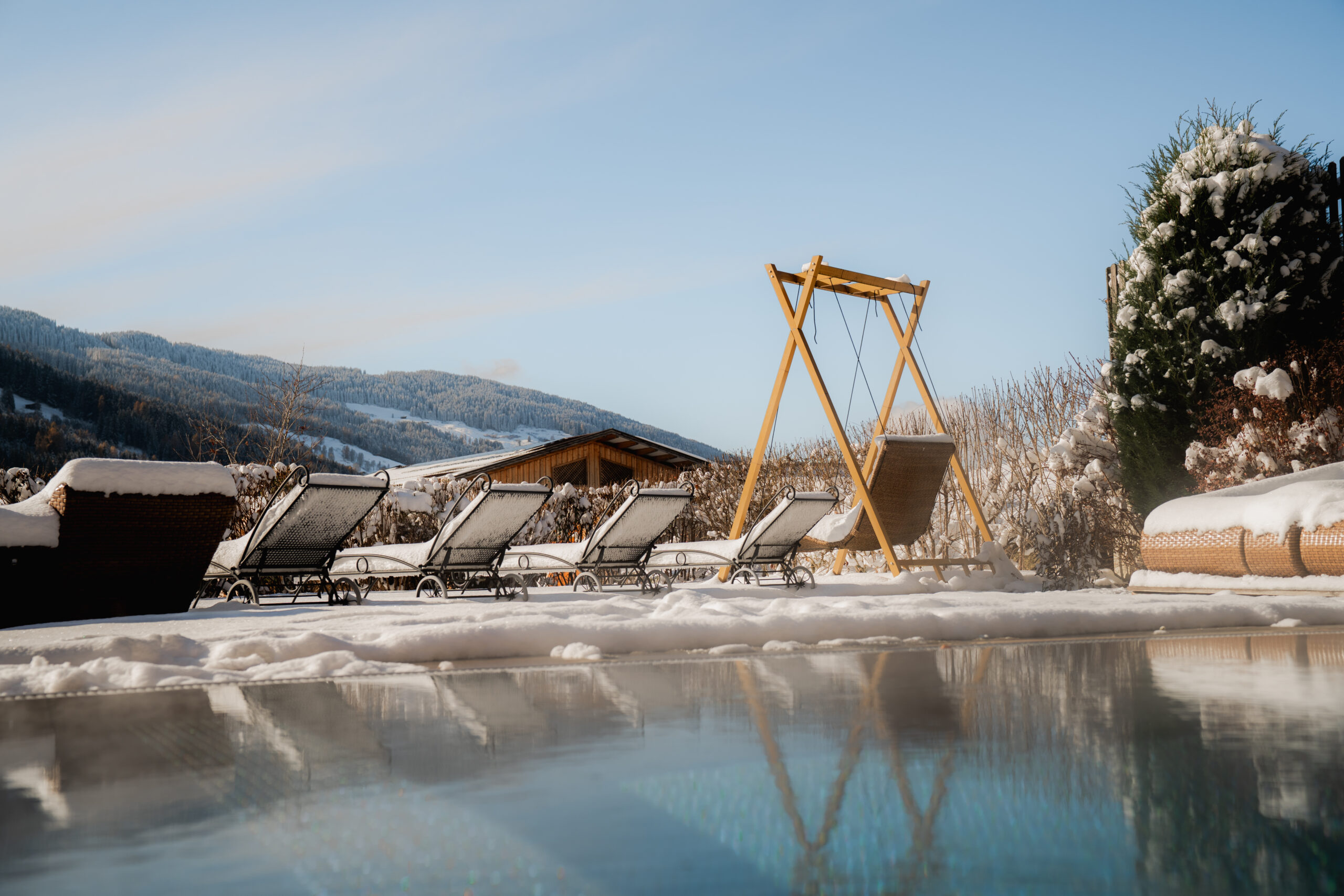 Ruheliegen, Schaukel und Außenpool mit Panoramablick auf die Alpbachtaler Berge