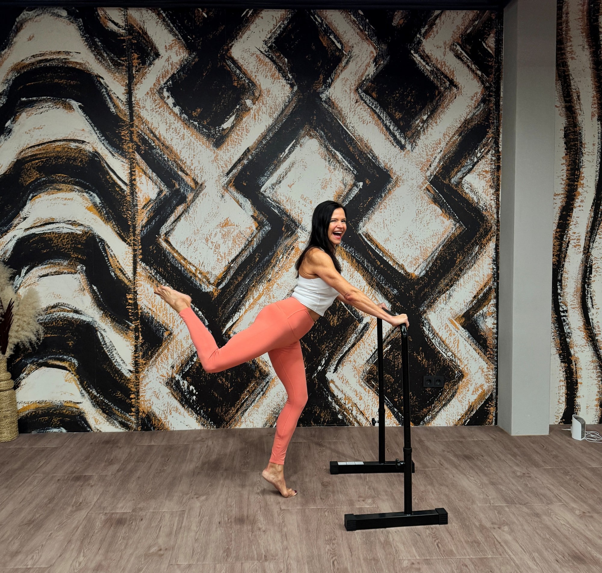 Yogalehrerin mit Barre-Gerät bei einer Übung