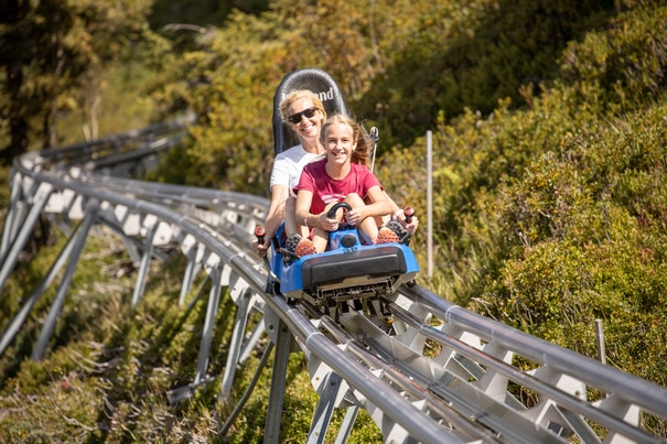 Mutter und Tochter auf einer Sommerrodelbahn
