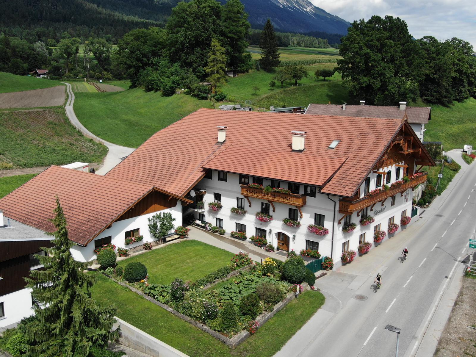 Luftaufnahme vom Bauernhof Kinzachhof mit umliegenden Feldern